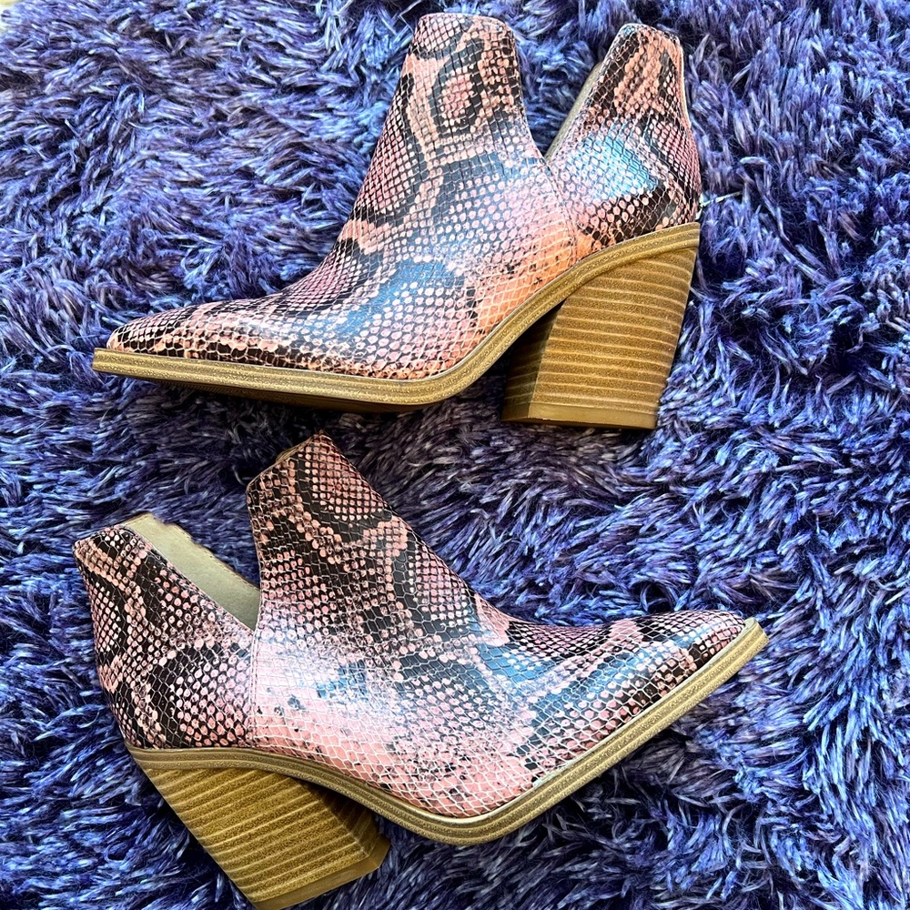 New Vince Camuto Rosewood Embossed Leather Gigietta Bootie size 7.5